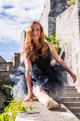 Grand écart danseuse classique au Mont St Michel