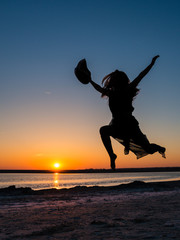 Saut de joie au coucher de soleil sur la baie du Mont St Michel