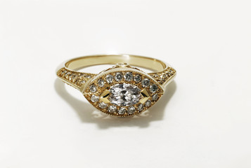 vintage ring with diamond in yellow gold