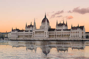 Naklejka premium Spiegelung des Parlaments in Budapest in der Donau während eines Sonnenuntergangs