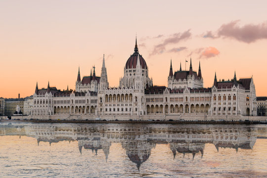 Spiegelung des Parlaments in Budapest in der Donau während eines Sonnenuntergangs