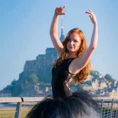 Danseuse classique au Mont St Michel