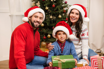 Obraz na płótnie Canvas happy family with christmas presents