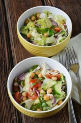 Vegetable salad with chickpeas 