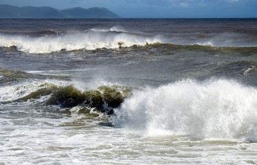 強風で濁る海　素材