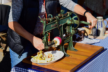 traditionelle Apfelschälmaschine