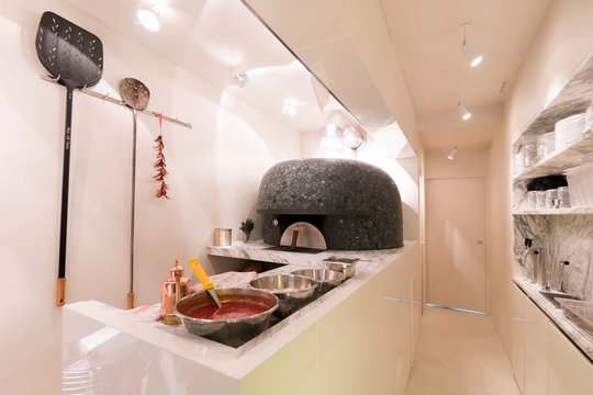 restaurant pizzeria italien four &agrave; pizza