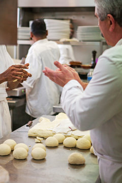 pr&eacute;paration p&acirc;te &agrave; pizza pizzeria cuisine italienne m&eacute;diterran&eacute;enne