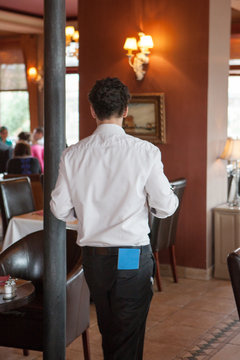 serveur restaurant pizzeria italien