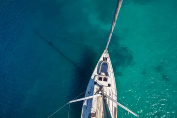 Papier Peint photo autocollant Naviguer Vue depuis l& 39 angle élevé du voilier. Photographie aérienne du pont du navire