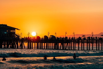 Fototapeta premium silhouetted santa monica pier at sundown, los angeles