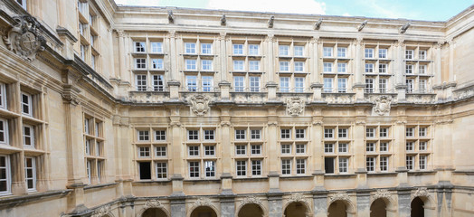 Façade intérieure du château de Suze-la-Rousse
