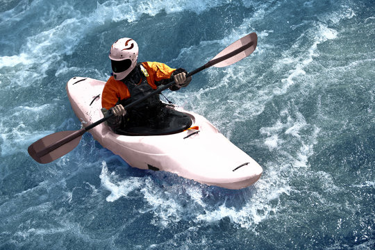 Rafting in Kayak tra le rapide azzurre di un torrente. Sport estremi