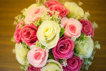 Fototapeta na wymiar バラの花束、ウェディング、ブーケ、白、ピンク、赤