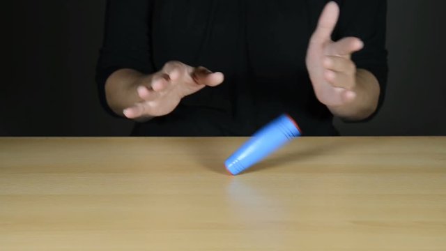 Frau mit fidget stick