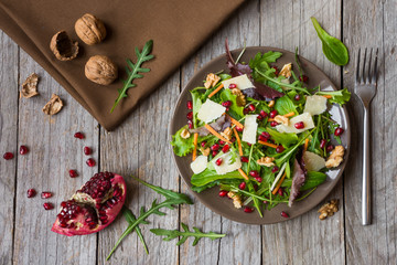 Vegetable salad with rucola and pomegranate