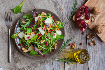 Vegetable salad with rucola and pomegranate