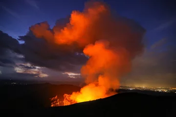 Crédence de cuisine en verre imprimé Volcan Lac de lave actif volcan heureux Nicaragua