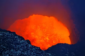 Crédence de cuisine en verre imprimé Volcan Lac de lave actif du volcan heureux du Nicaragua