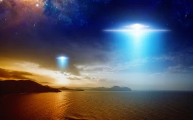 Fotobehang UFO Buitenaardse aliens ruimteschip vliegen boven zonsondergang zee