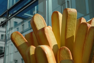 Fritten vor Fassade. Stadtimpression mit Schnellimbiss