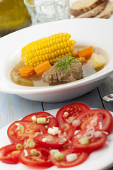 chilenische Cazuela mit Tomatensalat