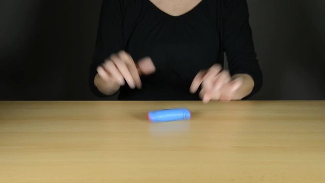 Frau mit fidget stick