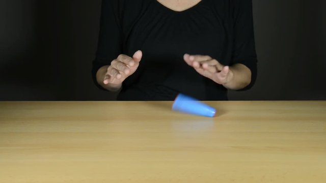 Frau mit fidget stick
