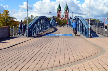 Herz-Jesu Kirche und blaue Brücke in Freiburg