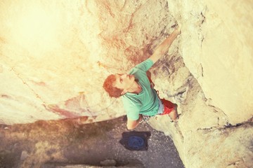 Obraz na płótnie Canvas Rock climber climbs on a rocky wall.