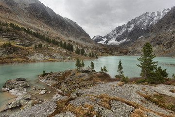 Fototapeta premium View of the lake Kuiguk. Peaks of the Altai Mountains. Autumn landscape