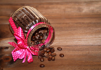 Kaffeebohnen im Glas auf Holz