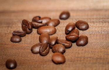 Kaffeebohnen auf Holz