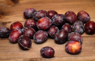 Pflaume, Pflaumen auf Holz