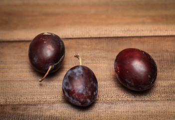 Pflaume, Pflaumen auf Holz