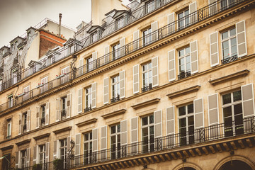Fototapeta na wymiar Haussmann building in the center of Paris