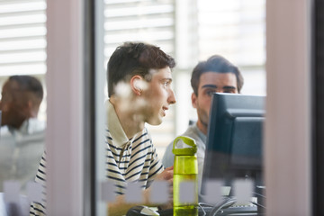 Zwei Studenten lernen Informatik