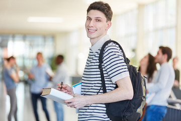 Junger Azubi oder Schüler lächelt glücklich