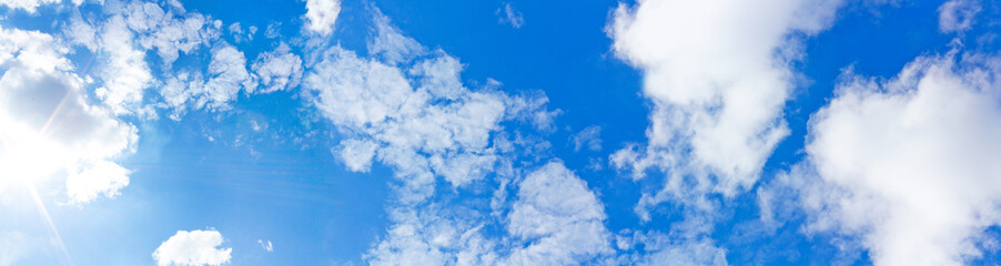 Blick in den blauen Himmel bei nur wenigen Wolken.