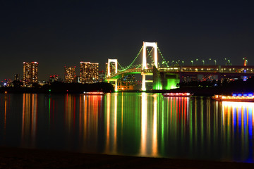 Naklejka premium Skyline of Tokyo at night, bridge over river, Japan