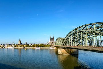 Fototapeta na wymiar view of Hohenzollern Bridge and the cathedral in Cologne, Germany