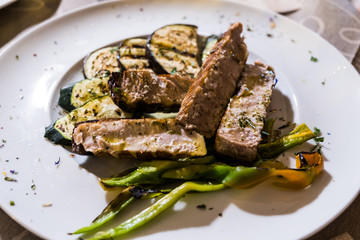 Grilled tuna slices with vegetables