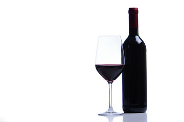 Rotwein vor weißem Hintergrund 
