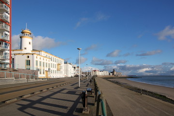 Boulevard an der Küste von Vlissingen im Abendlicht