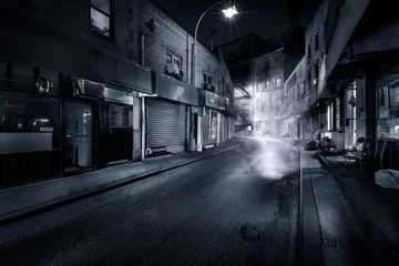 Rolgordijnen Humeurige zwart-wit weergave van Doyers Street & 39 s nachts, in NYC Chinatown. De bocht werd bekend als &quot the Bloody Angle&quot  vanwege de talrijke schietpartijen met bendes. © mandritoiu