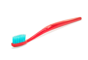 Красная зубная щетка на изолированном белом фоне