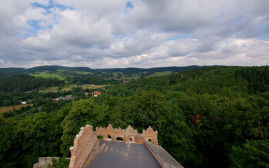 Piękny krajobraz widziany z wieży zamkowej w zamku Grodno na Dolnym Śląsku