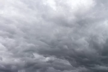 Photo sur Aluminium Ciel ciel sombre dramatique avec des nuages gris avant l& 39 orage par mauvais temps