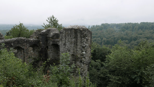 Teile einer alten Mauer der Burg Greifenstein in Deutschland bei Regenwetter