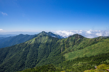 Fototapeta na wymiar 石鎚山から見た山々（愛媛県）